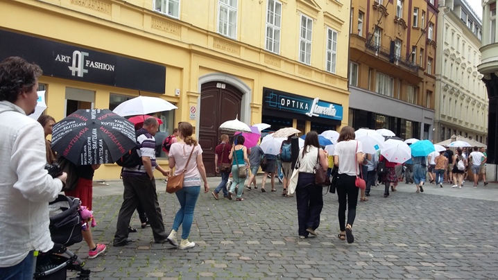 Tradičný dáždnikový pochod na podporu utečencov ulicami Bratislavy